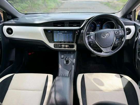 2017 Toyota Auris Hybrid image 2