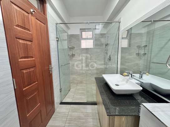 4 Bed Apartment with En Suite in Parklands image 10