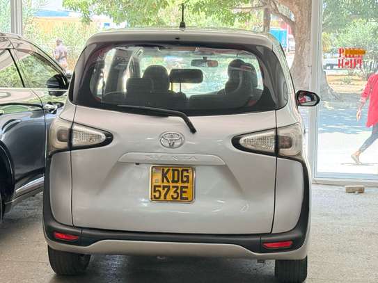 Toyota Sienta KDG image 4