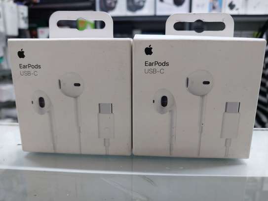 Apple Earphones + Microphone Earpods USB-C image 1