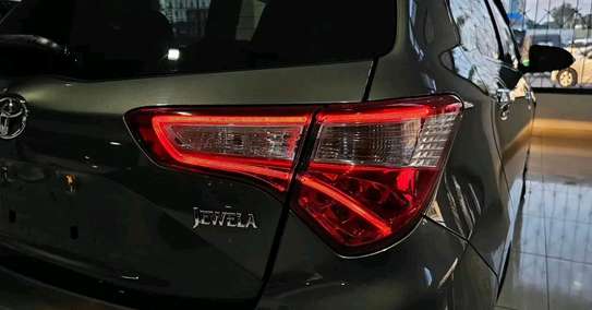 Toyota Vitz Jewela green 2017 image 8