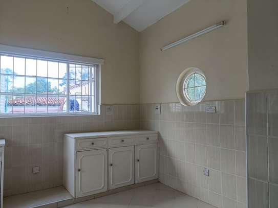 4 Bed House with En Suite in Rosslyn image 13