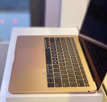 New Laptop Apple MacBook Air 2020 8GB Intel Core i7 SSD 256G image 3