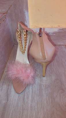 stiletto heels with pointed chain image 3