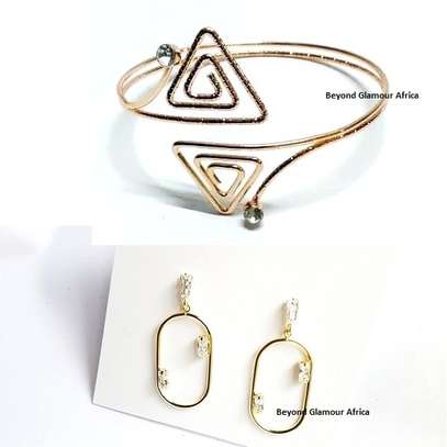 Womens Gold Tone armlet with hoop earrings image 1