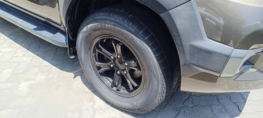 Toyota Hilux Double cabin 2017 4x4 image 4