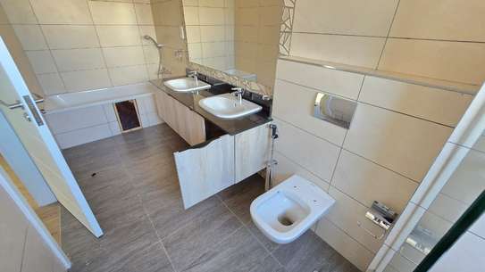 1 Bed Apartment with En Suite in Lavington image 8