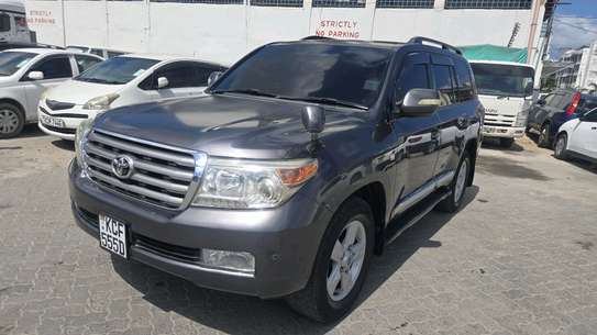 TOYOTA LANDCRUISER V8 ZX 2019MODEL PETROL image 7