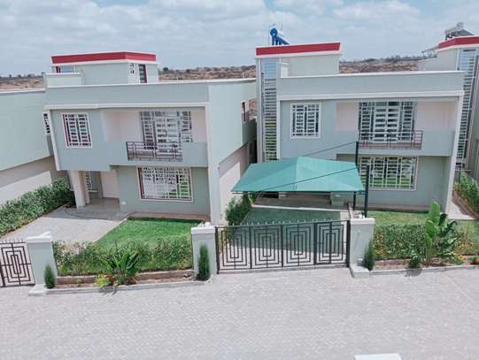 4 Bed Villa with En Suite at Namanga Road image 1