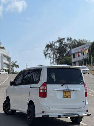 Toyota Noah KCT image 4