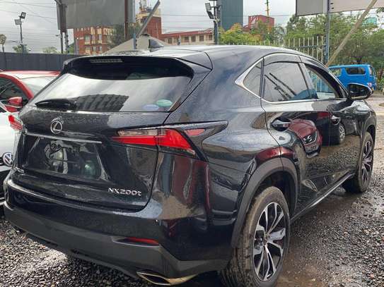 Lexus Nt 200 image 5