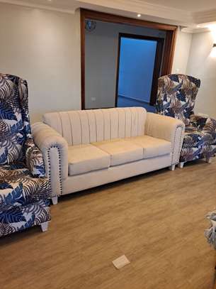Beautiful Gently used 5 seater sofa with 2 accent seats image 2