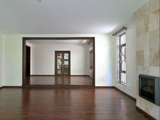 5 Bed House with En Suite in Lavington image 3