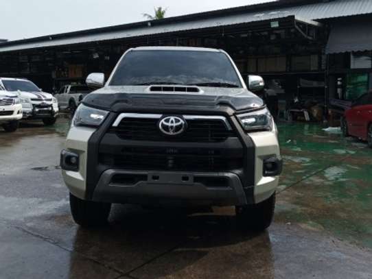 2014 HILUX DCAB AUTO 2500CC 2WD DIESEL FACELIFTED TO ROCCO image 4