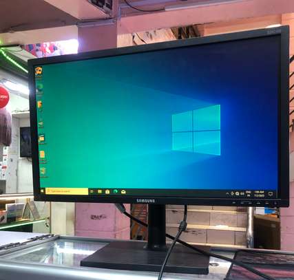 24inch Wide Samsung Monitor Clear Display image 3