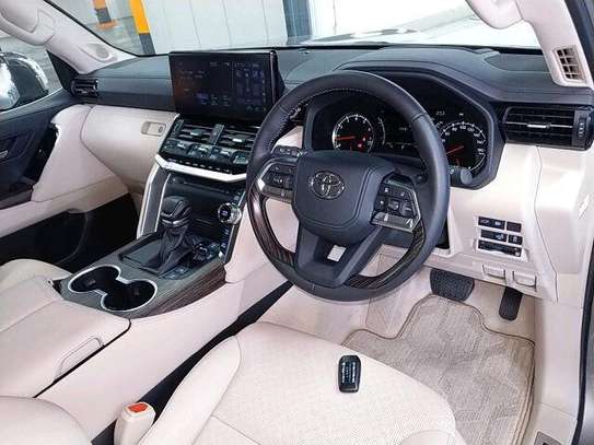 Toyota Land Cruiser V8 image 2