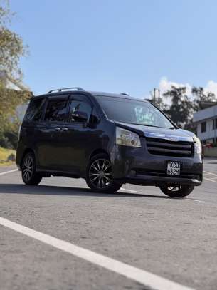 Toyota Noah image 10