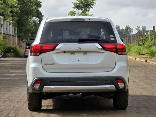 MITSUBISHI OUTLANDER image 2