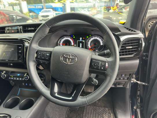 Toyota HILUX Double Cabin image 6