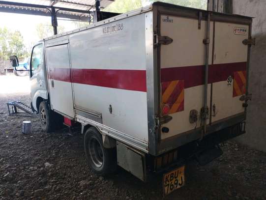 Toyota pickup yr05 refrigeted body cc2000 accident free image 2