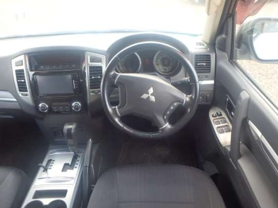 MITSUBISHI PAJERO image 6