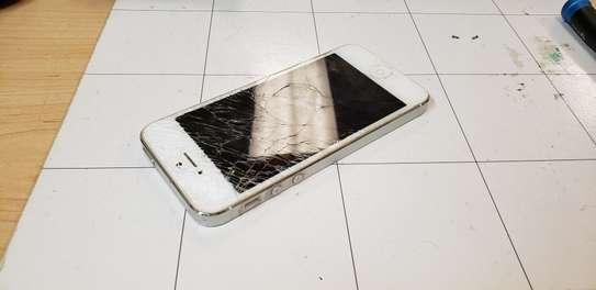 Iphone 5 broken screen. image 2