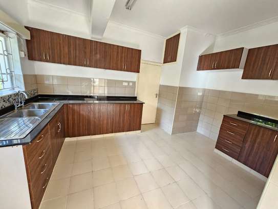 6 Bed House with En Suite in Rosslyn image 21