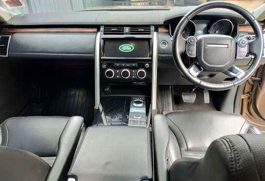 Land Rover Discovery 5 image 8