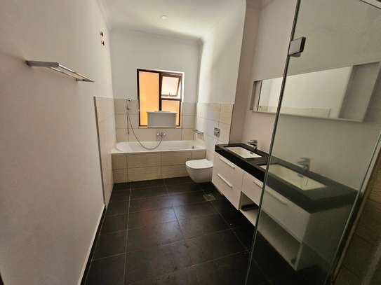 5 Bed Townhouse with En Suite in Lavington image 1