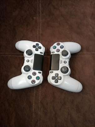 PS4 Slim 500gb two Controllers image 4