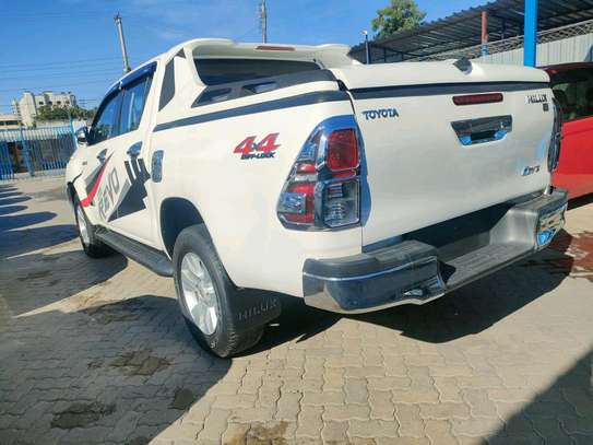 TOYOTA HILUX DOUBLE CAB MANUAL 2016 image 8