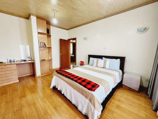 4 Bed Villa with En Suite in Rosslyn image 1