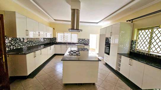 5 bedroom Ambassadorial house for rent in Runda image 3