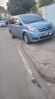 Toyota Isis image 11