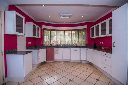 4 Bed House with En Suite in Rosslyn image 15