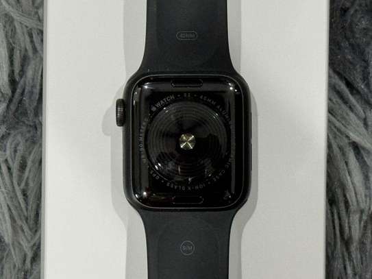 Apple Watch SE (gps, 40mm) - Space Gray Aluminum Case image 6