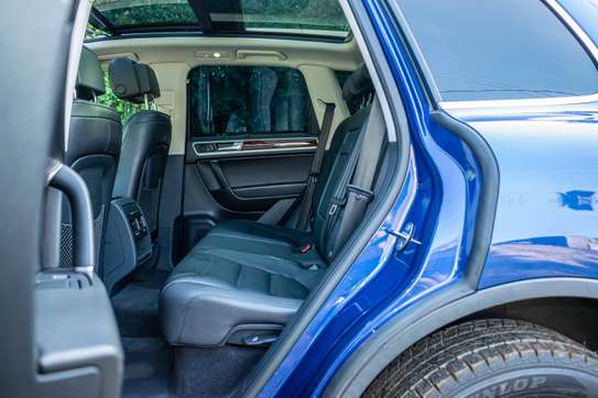 2016 Volkswagen Touareg Blue image 11