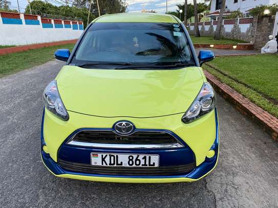 Almost new Toyota sienta image 6