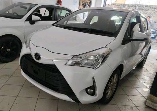 Toyota vitz pearl white image 6