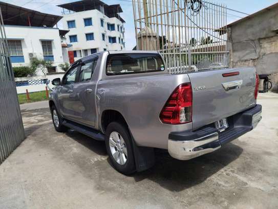 Toyota Hilux Double cabin Silver 2018 image 13