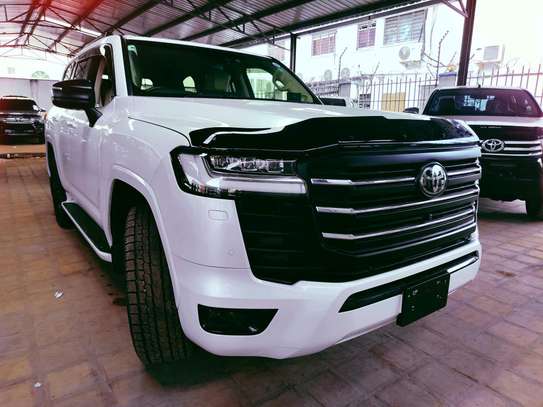 Toyota land cruiser V8 Diesel 2021 LC300 image 13