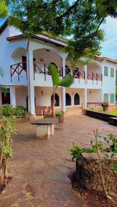 6 Bed House with En Suite in Malindi image 2