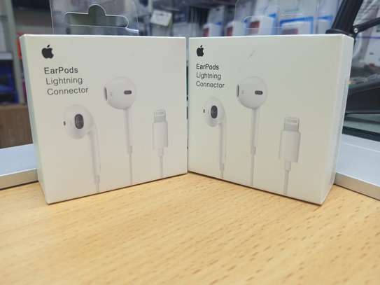 High Quality APPLE EARPODS WITH LIGHTNING CONNECTOR image 1
