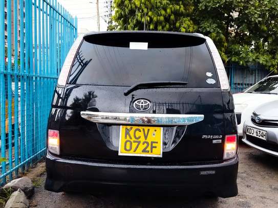 Toyota ISIS image 3