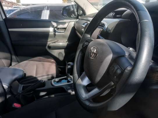 Toyota Hilux Double cabin image 5