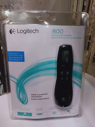 Logitech R800 Laser Presentation Remote with LCD screen image 3
