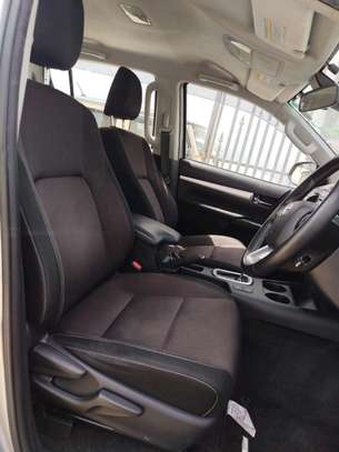 Toyota Hilux Double cabin Silver 2018 image 6