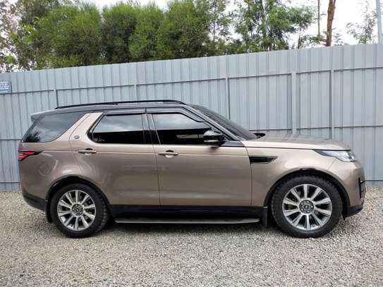 Land Rover Discovery 5 image 2