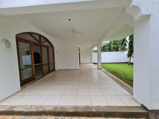 4 Bed Villa with En Suite in Nyali Area image 4