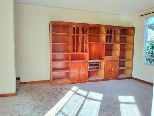 6 Bed House with En Suite in Runda image 12